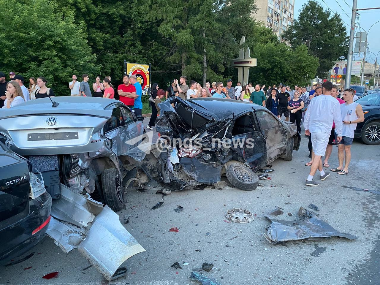 БМВ в центре Новосибирска на дикой скорости влетел в припаркованные машины — видео