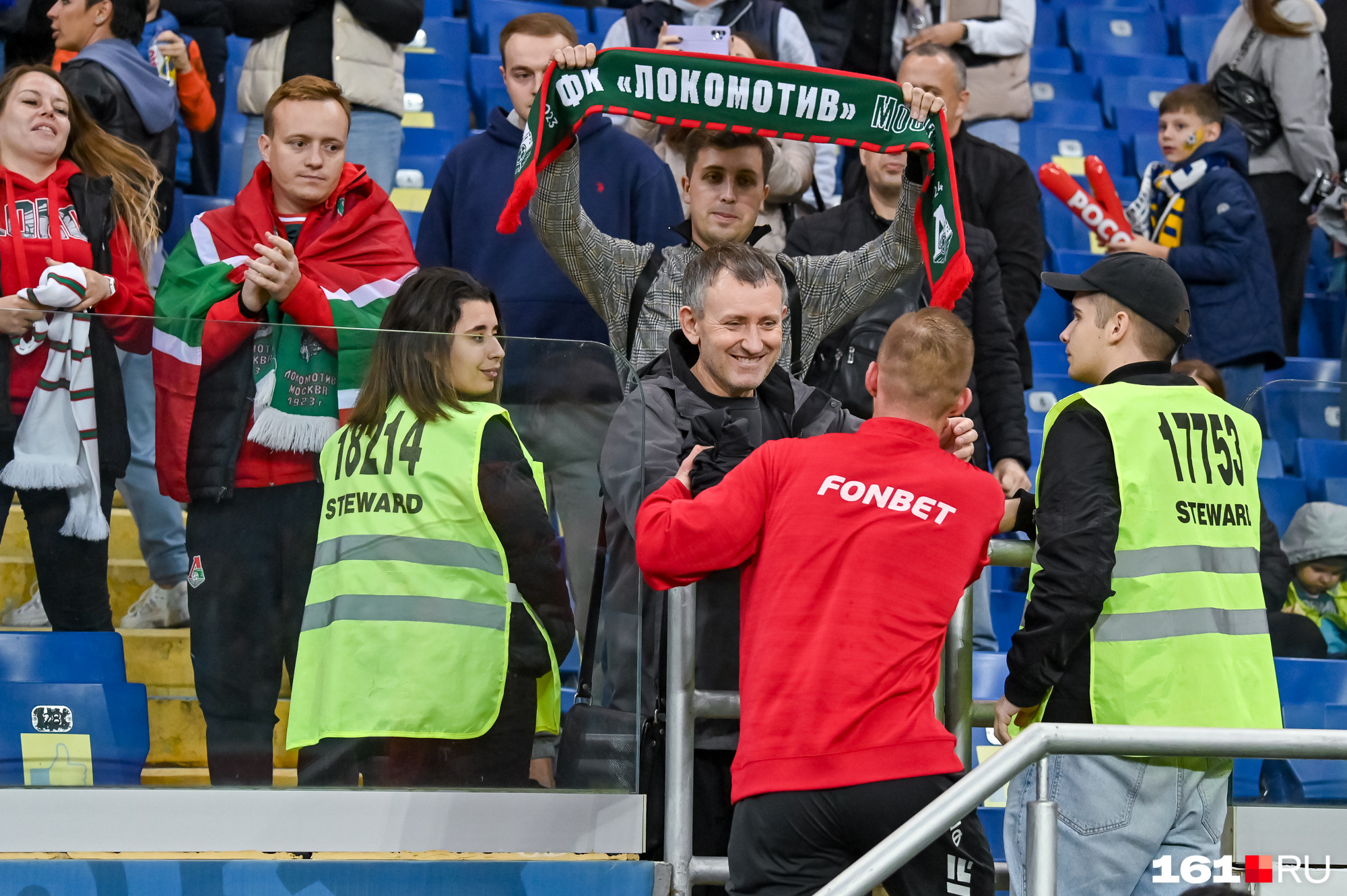 Капитан «Локомотива» Дмитрий Баринов подарил футболку болельщику Капитан «Локомотива» Дмитрий Баринов подарил футболку болельщику