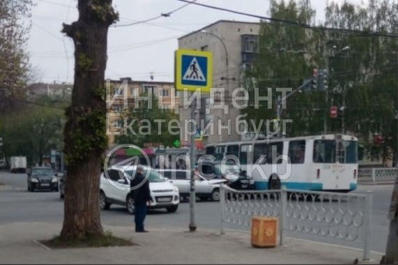 Бутерброд с троллейбусом: в Екатеринбурге легковушка протаранила машину и врезалась в «рогатый»