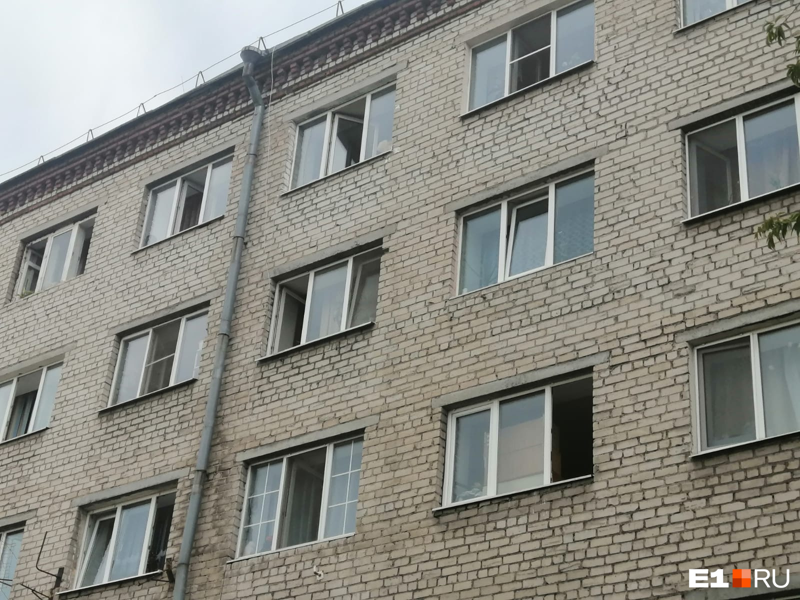 В Екатеринбурге годовалый ребенок выпал из окна на пятом этаже. Соседи говорят, что его выбросили
