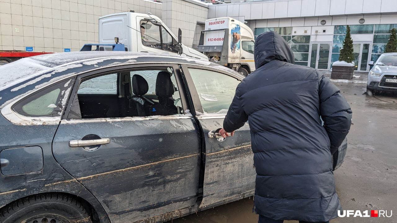 Уфимец жалуется, что у его машины разбили стекло