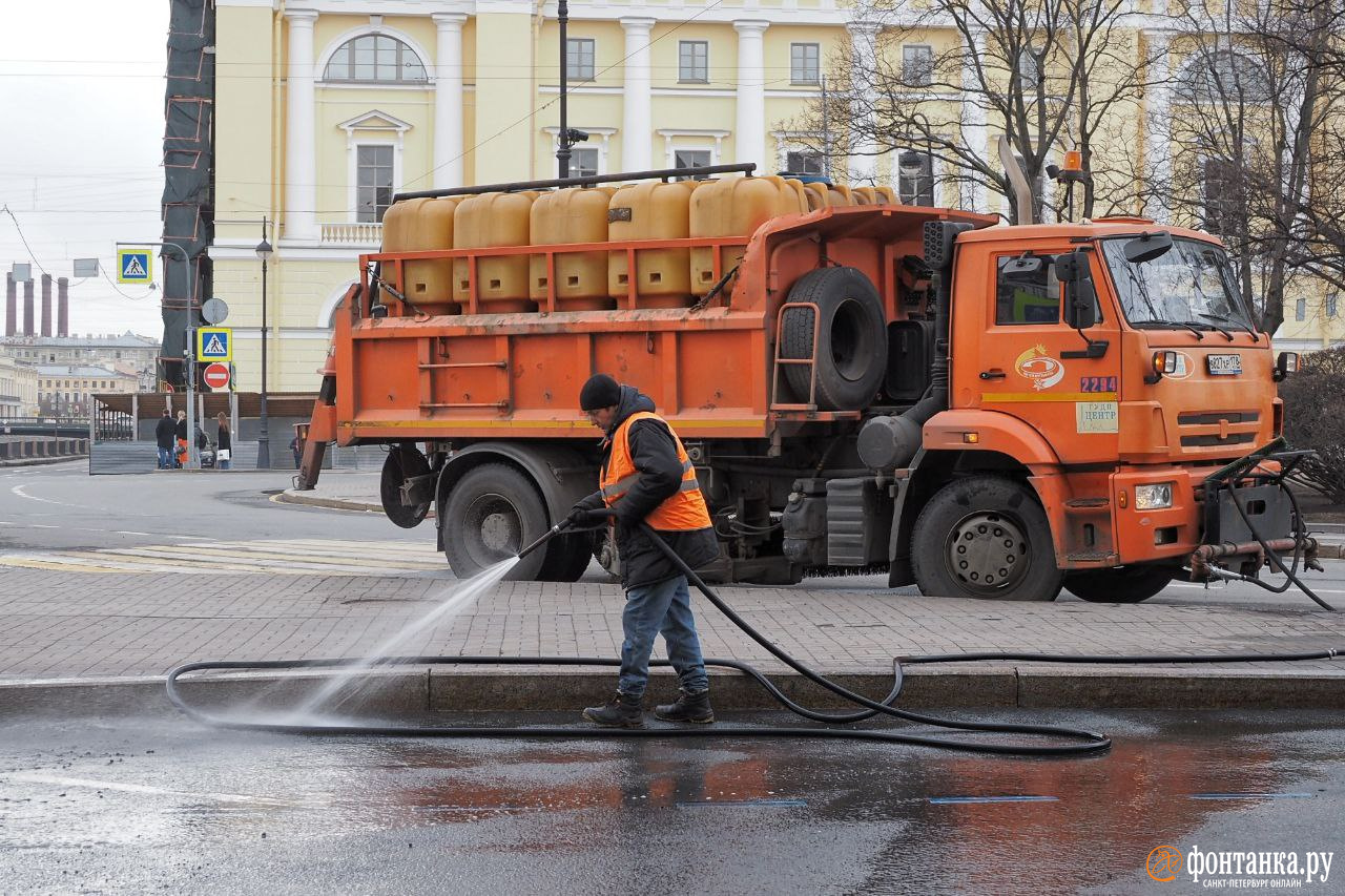 Фото: Как моют улицы Петербурга весной - 26 марта 2024 - ФОНТАНКА.ру