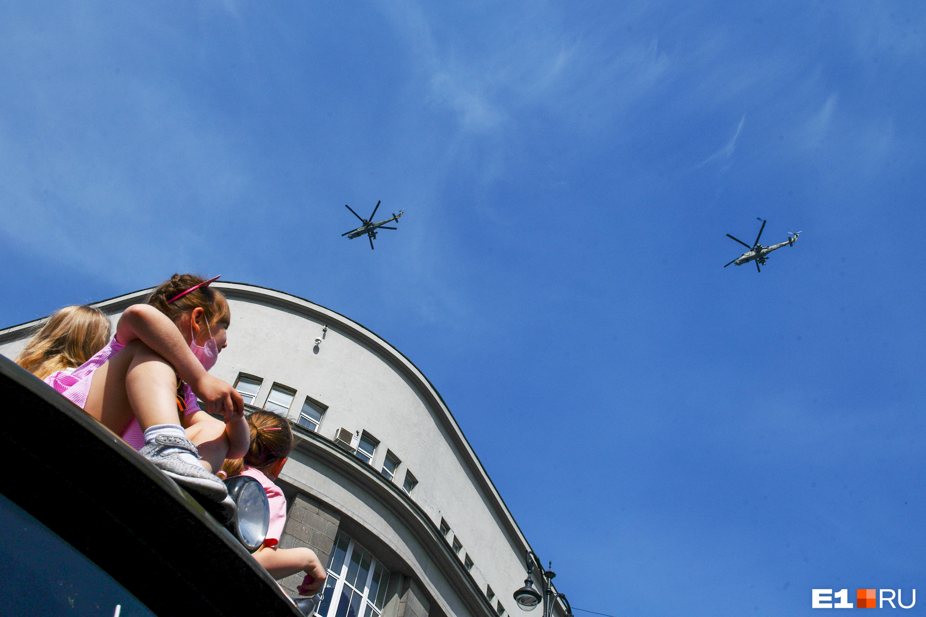 небо падает. полет вингсьют горы. беспощадна и опасна пролетает над столицей. беспощадна и опасна пролетает над столицей. беспощадна и опасна пролетает над столицей.