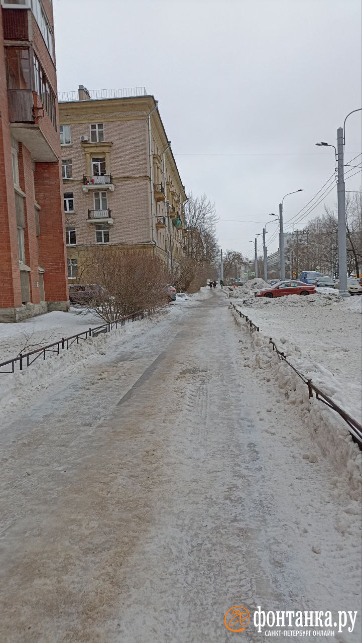 В Выборгском районе почистили улицу от наледи после публикации «Фонтанки» об очередях в травмпункте