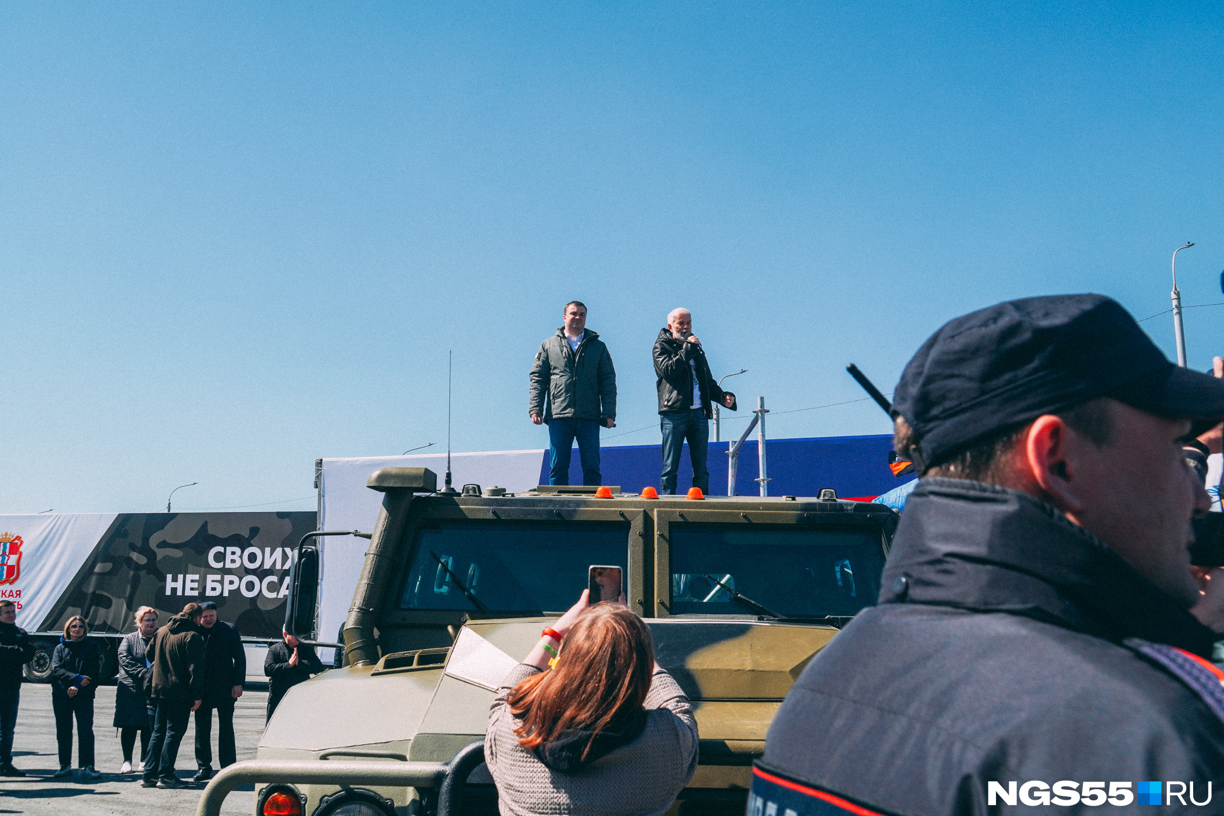 После концерта со стоянки «G-Drive Арены» Виталий Хоценко, Олег Газманов и зрители проводили фуры с гуманитарным грузом в зону СВО После концерта со стоянки «G-Drive Арены» Виталий Хоценко, Олег Газманов и зрители проводили фуры с гуманитарным грузом в зону СВО