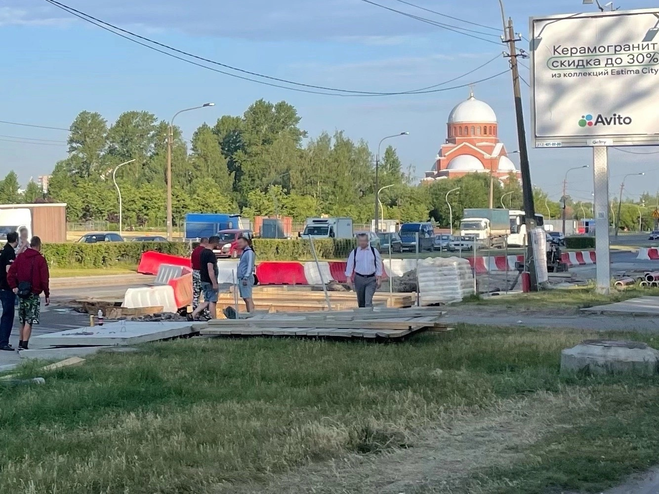 Видео: КIA упала в котлован на месте работ на проспекте Луначарского в  Петербурге - 30 июня 2023 - ФОНТАНКА.ру