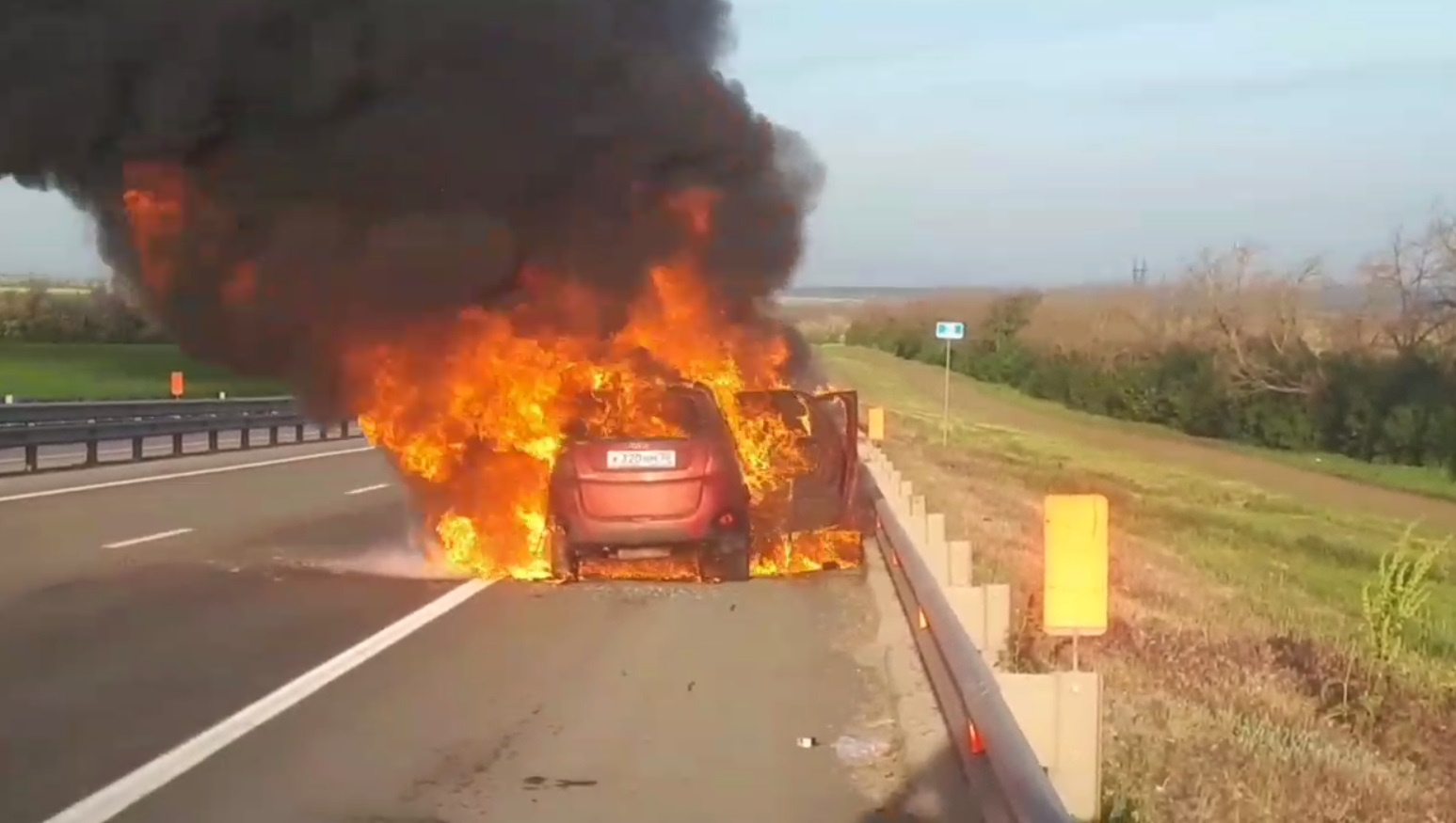 «Слава богу, не сгорел сразу»: депутат из Астрахани заявил о взрыве своего автомобиля