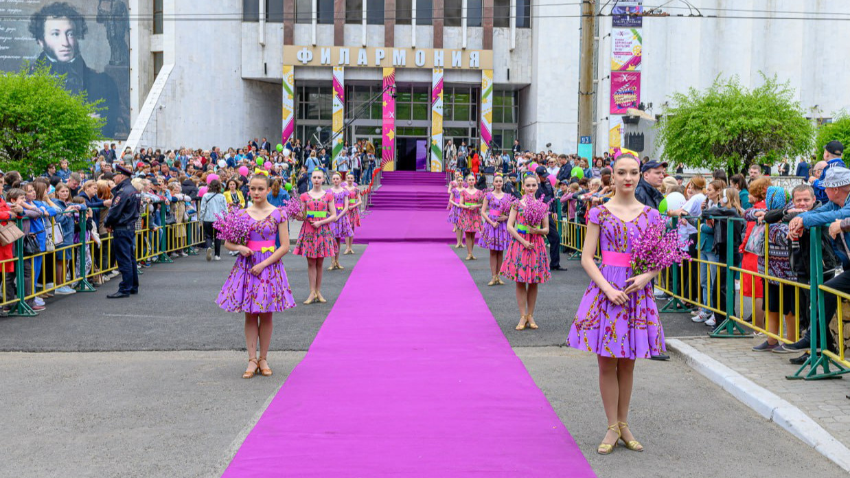 Старшенбаум, Алферова, Дятлов и еще больше звезд на фото: репортаж с открытия Забайкальского кинофестиваля (16+)