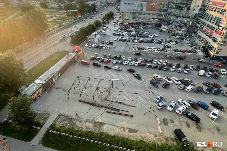 «Отжимают парковку». У крупного торгового центра в Екатеринбурге развернулась стройка. Что там будет?
