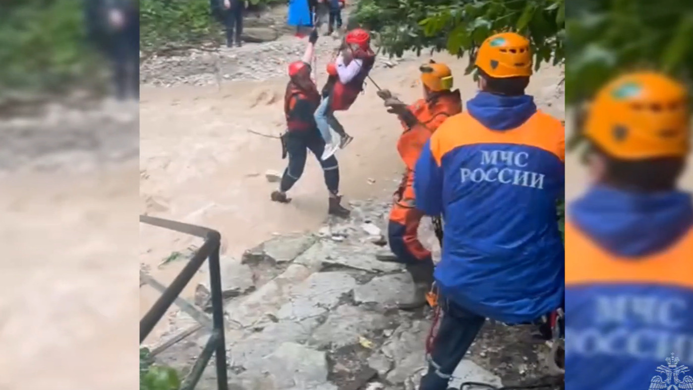 Сочинские спасатели достали саратовцев из горной реки
