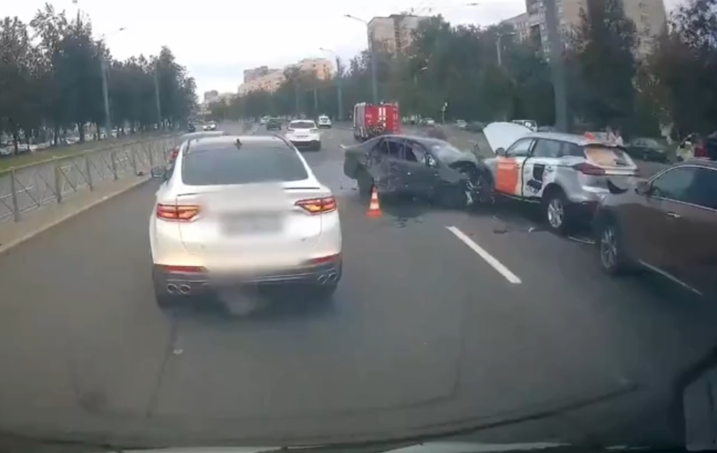 Пять человек пострадали в ДТП на Пискарёвском, где машина перепрыгнула поребрик и снесла ограждение