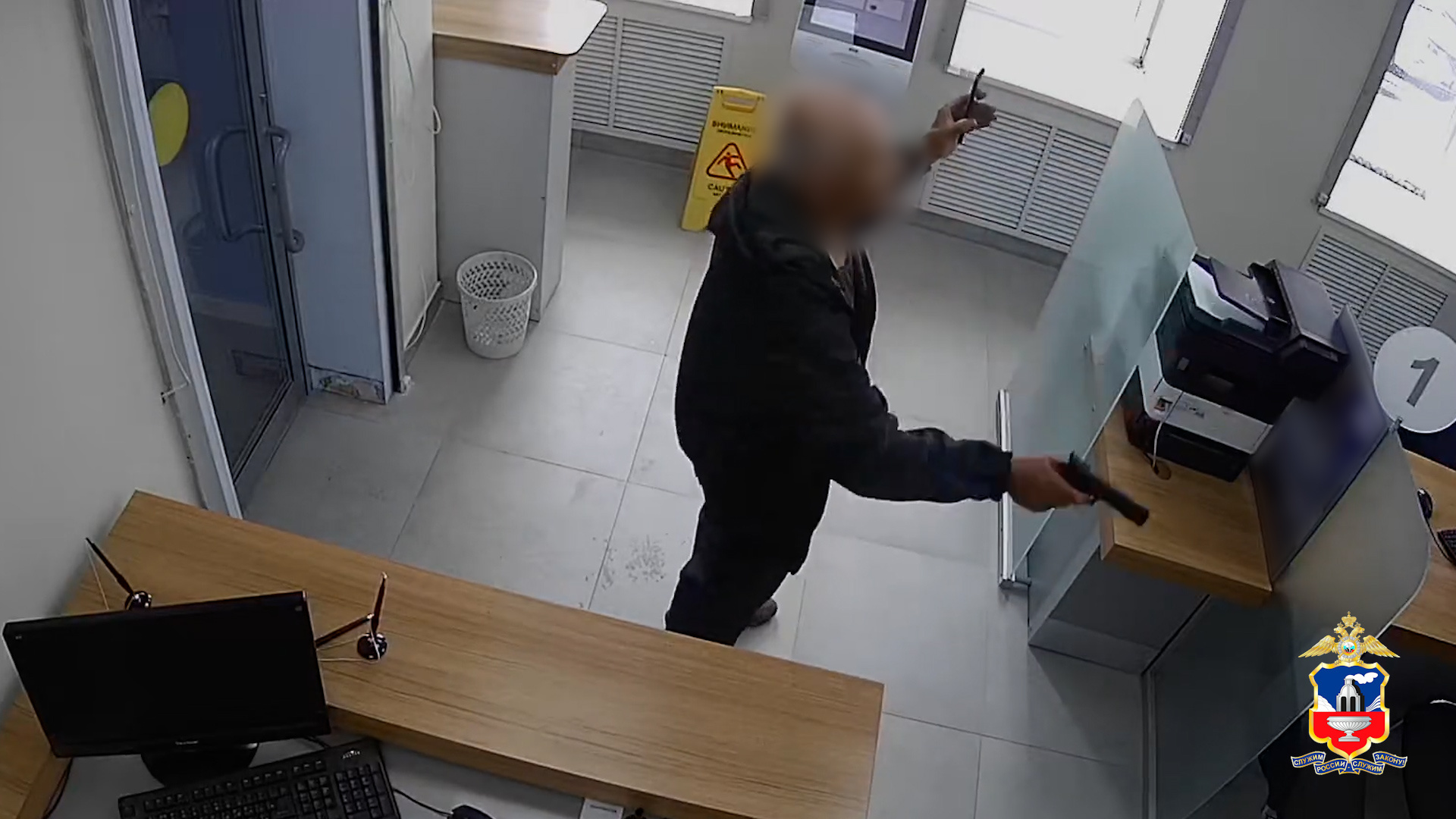 Послушал мошенников: в Рубцовске пенсионер требовал деньги и угрожал пистолетом сотрудникам банка — видео