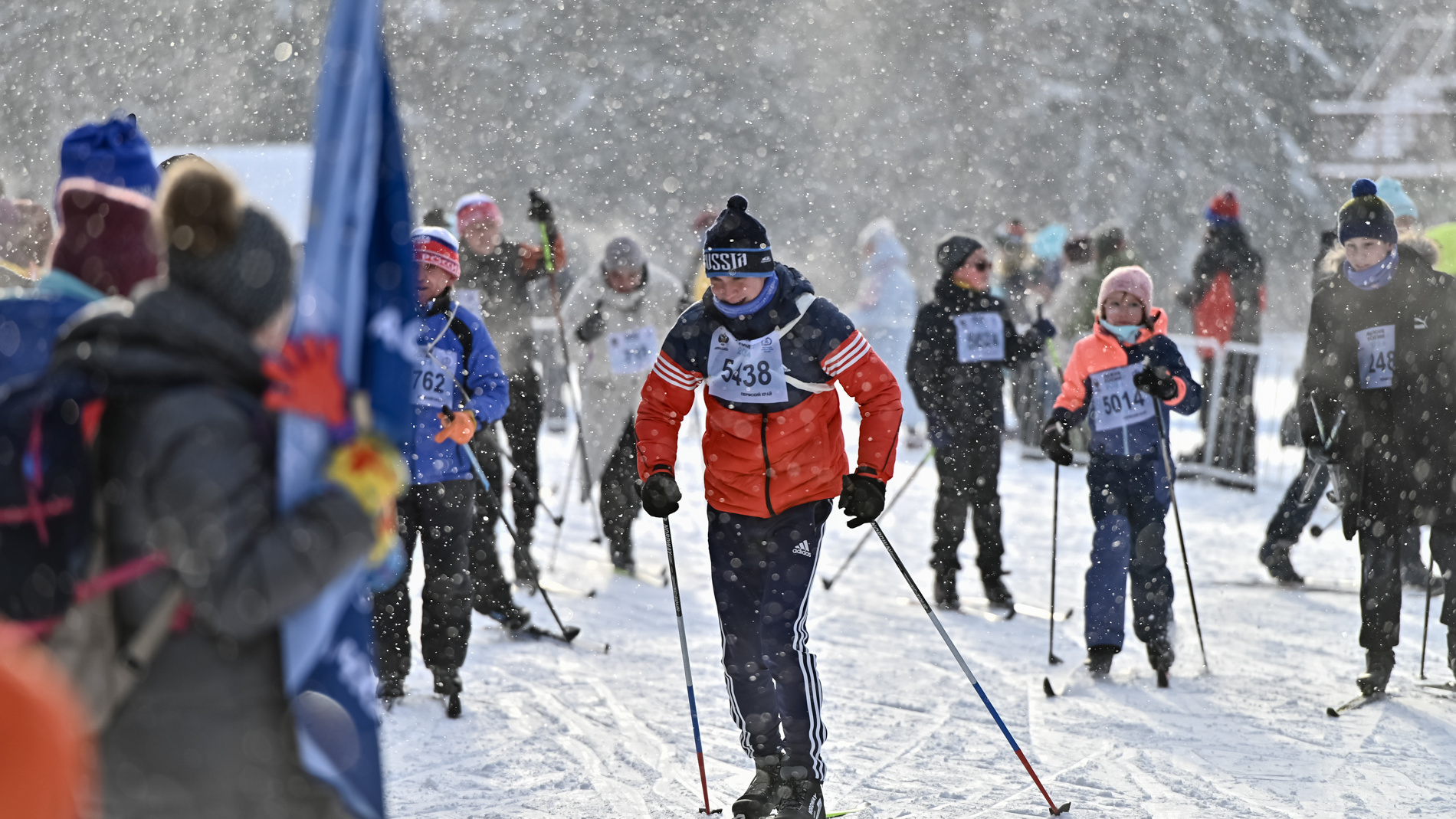 С детьми, в снегу, обессиленные на финише и очень довольные. Фоторепортаж с гонки «Лыжня России» в Перми