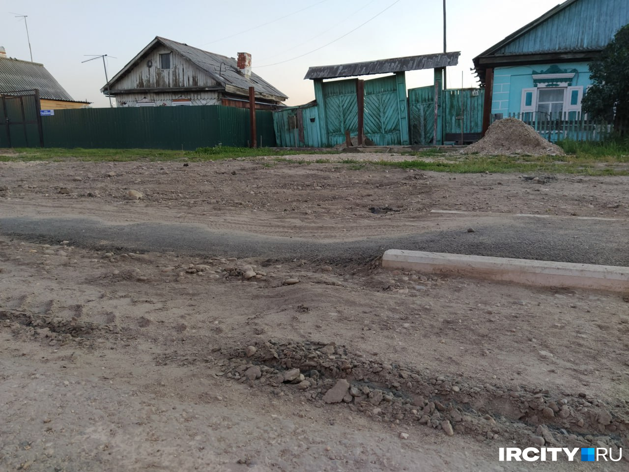 Кажется, что здесь кто-то нечаянно пролил асфальтобетонную смесь, но нет. Это свеженький тротуар. Фото сделано в августе 2022 года Кажется, что здесь кто-то нечаянно пролил асфальтобетонную смесь, но нет. Это свеженький тротуар. Фото сделано в августе 2022 года