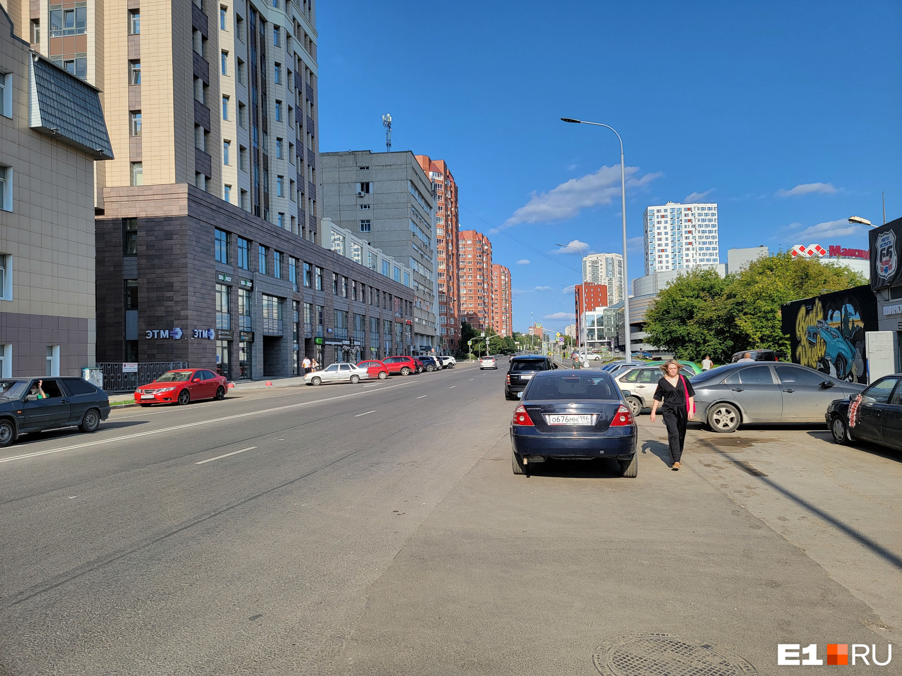 Тротуар закончился раньше улицы: в Екатеринбурге пешеходы рискуют жизнью на проезжей части