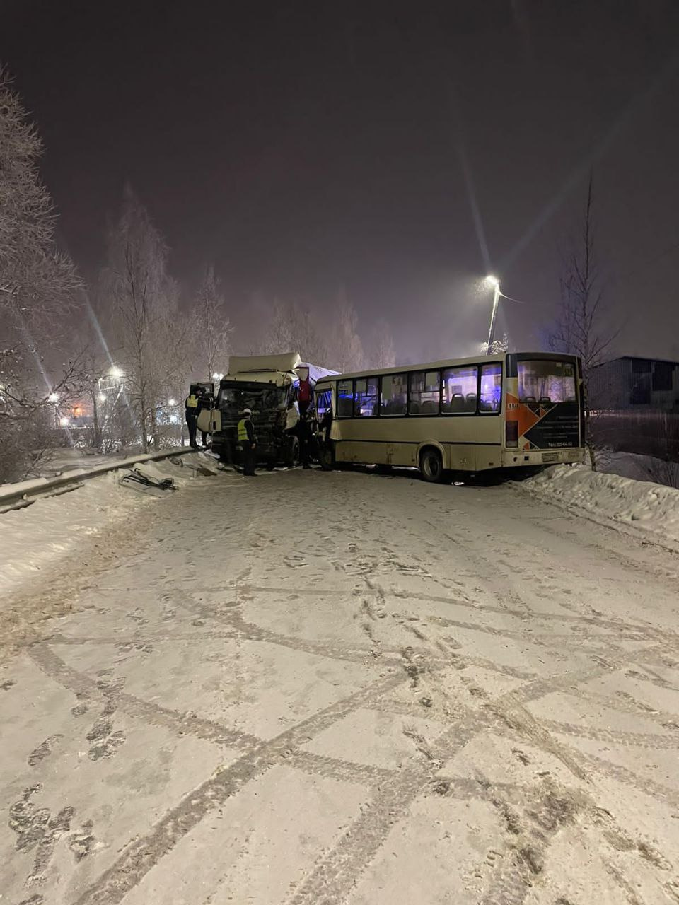 Фото: маршрутка попала в ДТП с грузовиком на встречке в Коммунаре в  Ленобласти - 27 декабря 2023 - ФОНТАНКА.ру