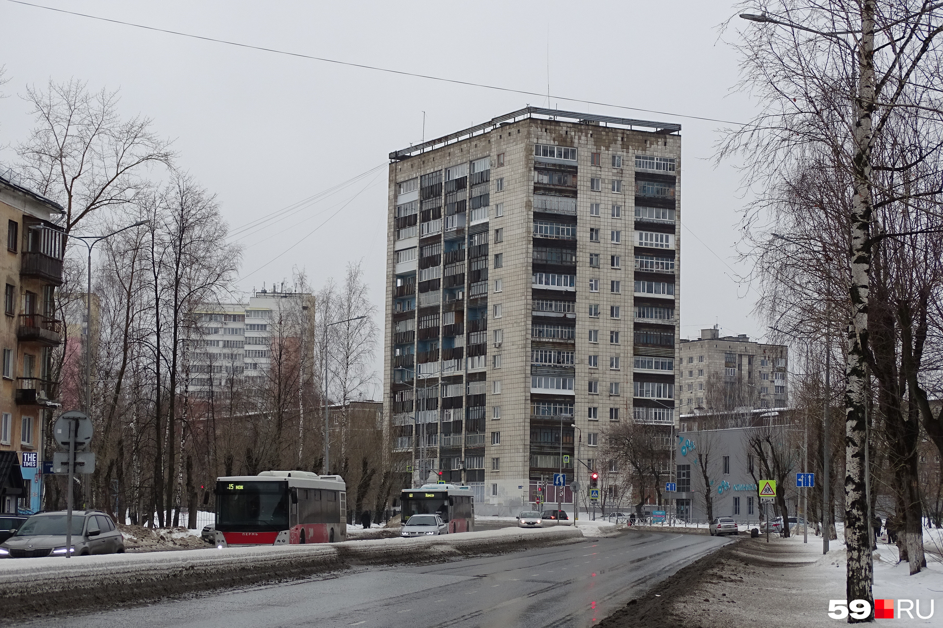 Для невысотной застройки Закамска этот дом на углу улиц Маршала Рыбалко и Шишкина можно смело назвать архитектурной доминантой