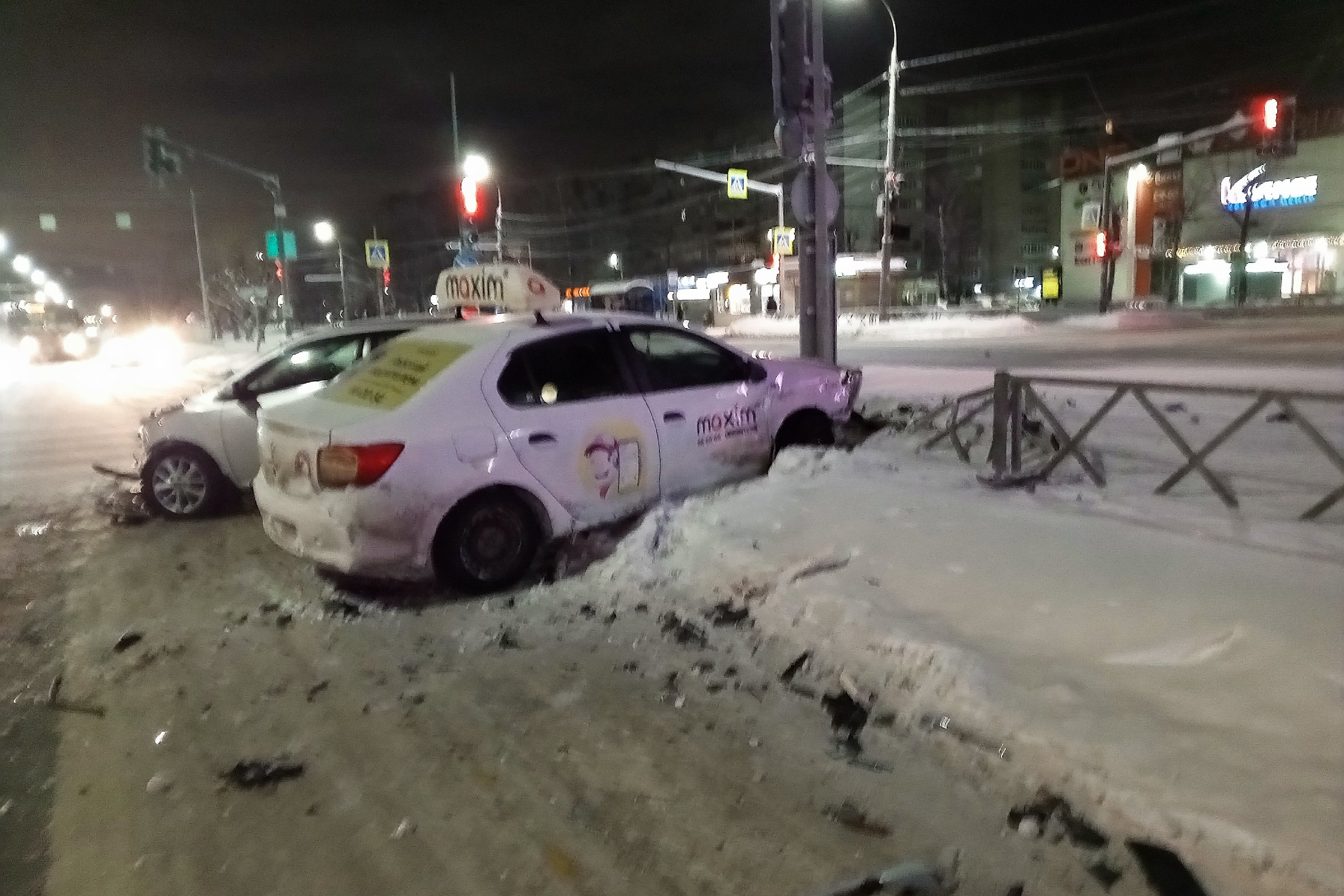 Летел на красный»: в Ярославле такси попало в ДТП | 06.01.2024 | Ярославль  - БезФормата