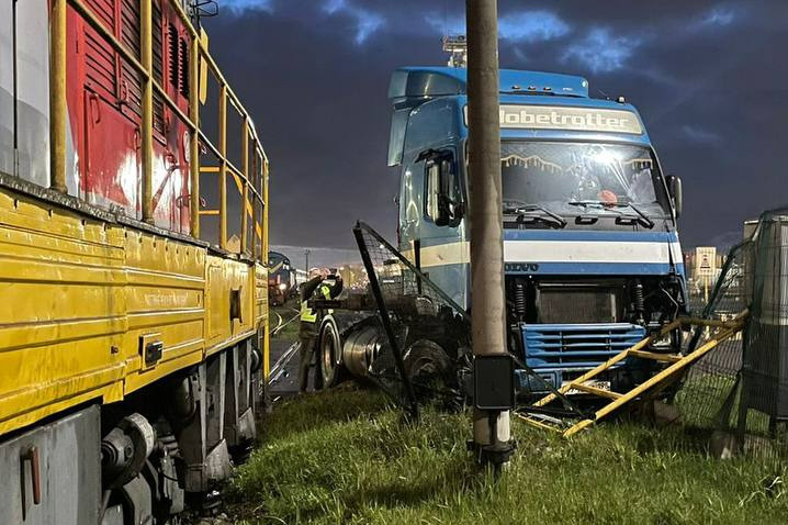 Встреча грузовика и локомотива: последствия ДТП на переезде станции Автово