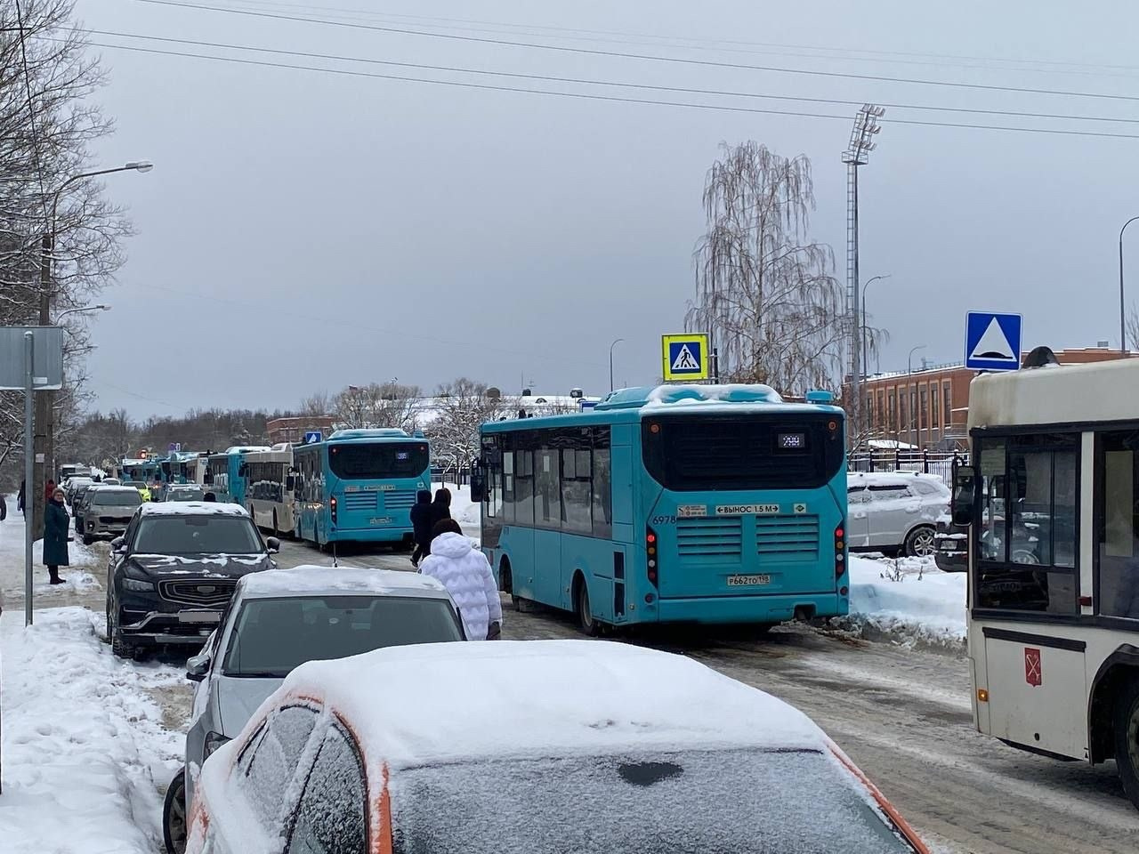 Два десятка автобусов встали в мертвой пробке из-за ДТП в Пушкине