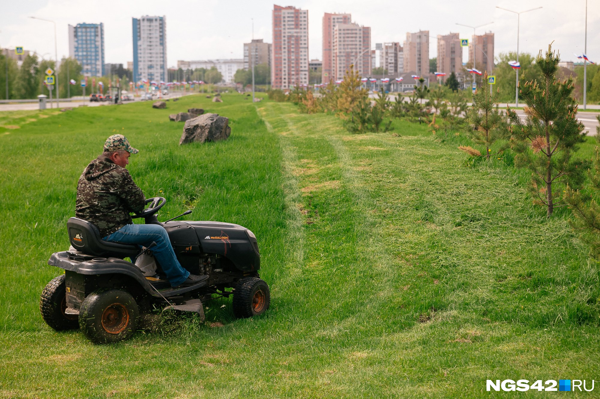 Так пахнет лето: показываем кадры первого покоса травы в Кемерове