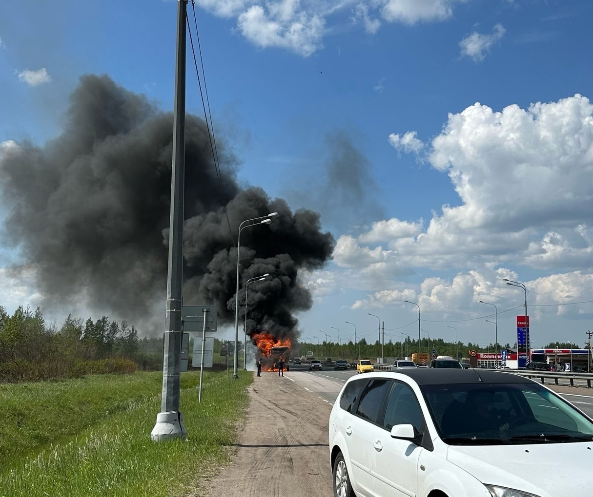 Объятый пламенем КАМАЗ у заправки собрал неожиданную пробку на Мурманском шоссе