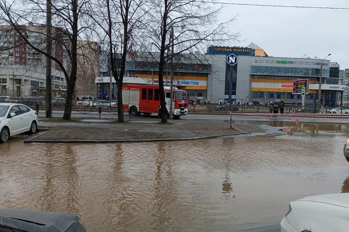 Из-за потопа перекрыт участок дороги на проспекте Энгельса в Петербурге - 7  марта 2024 - ФОНТАНКА.ру