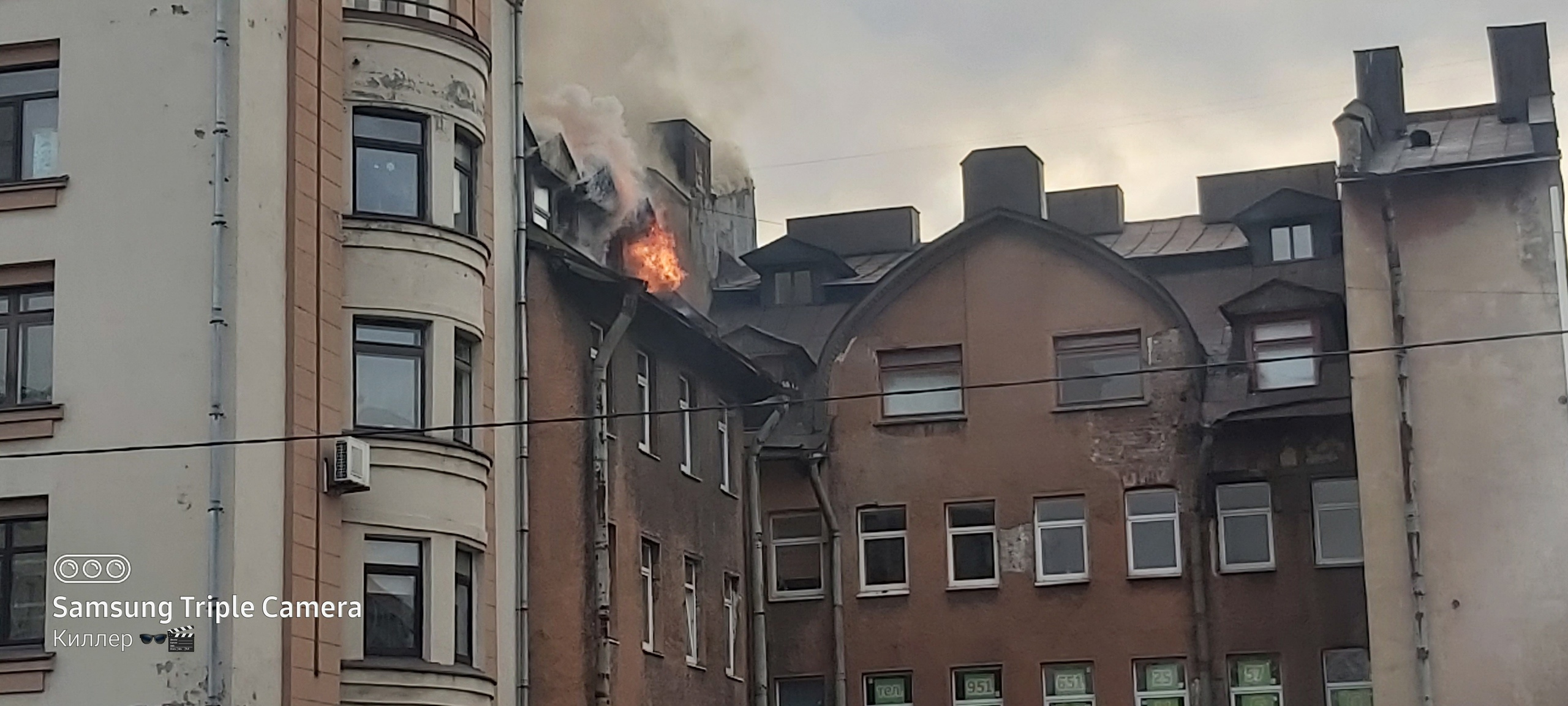 Локализован пожар на мансарде памятника на Большом Сампсониевском проспекте  в Петербурге, фото - 24 октября 2023 - ФОНТАНКА.ру