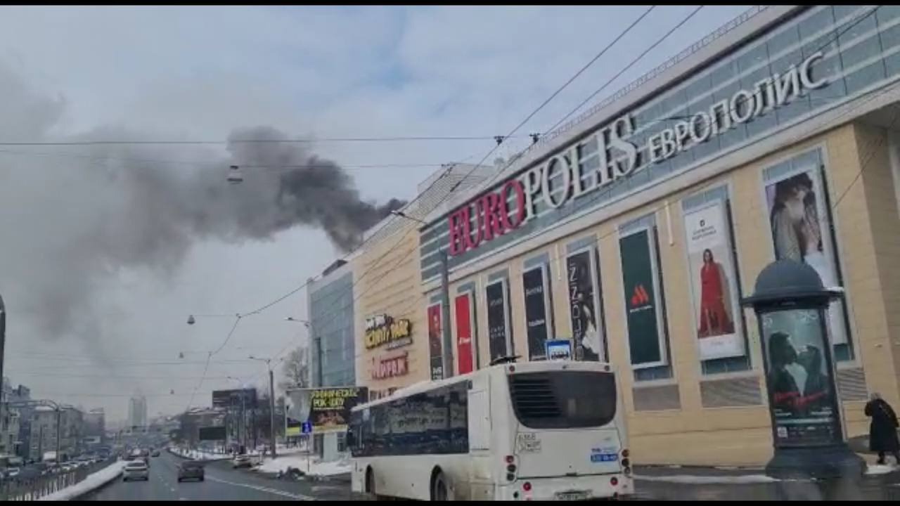 В ТЦ «Европолис» в Петербурге тушили пожар. Переполох устроило возгорание в ресторане