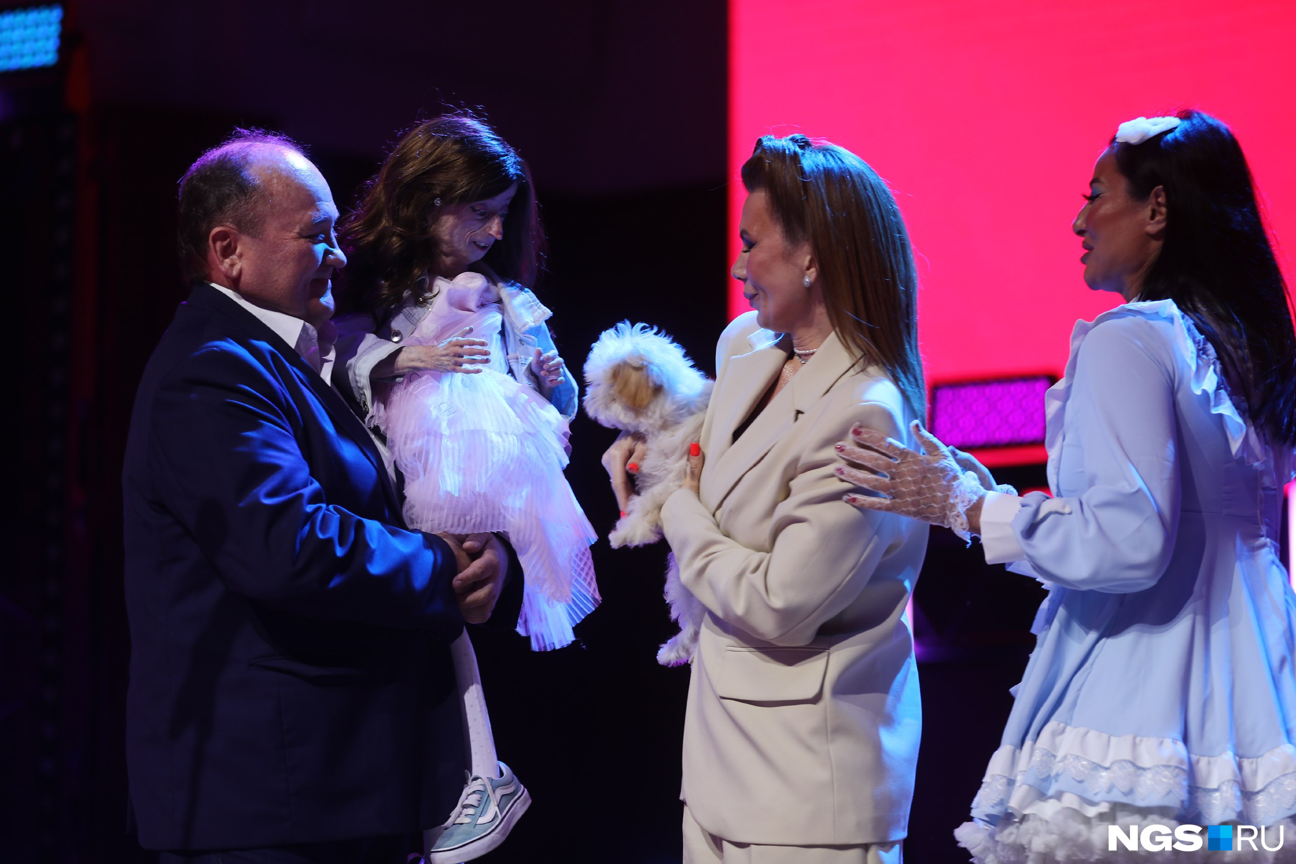 Мечта сбылась: девочке с редким заболеванием подарили щенка мультипу на «Народной премии НГС»