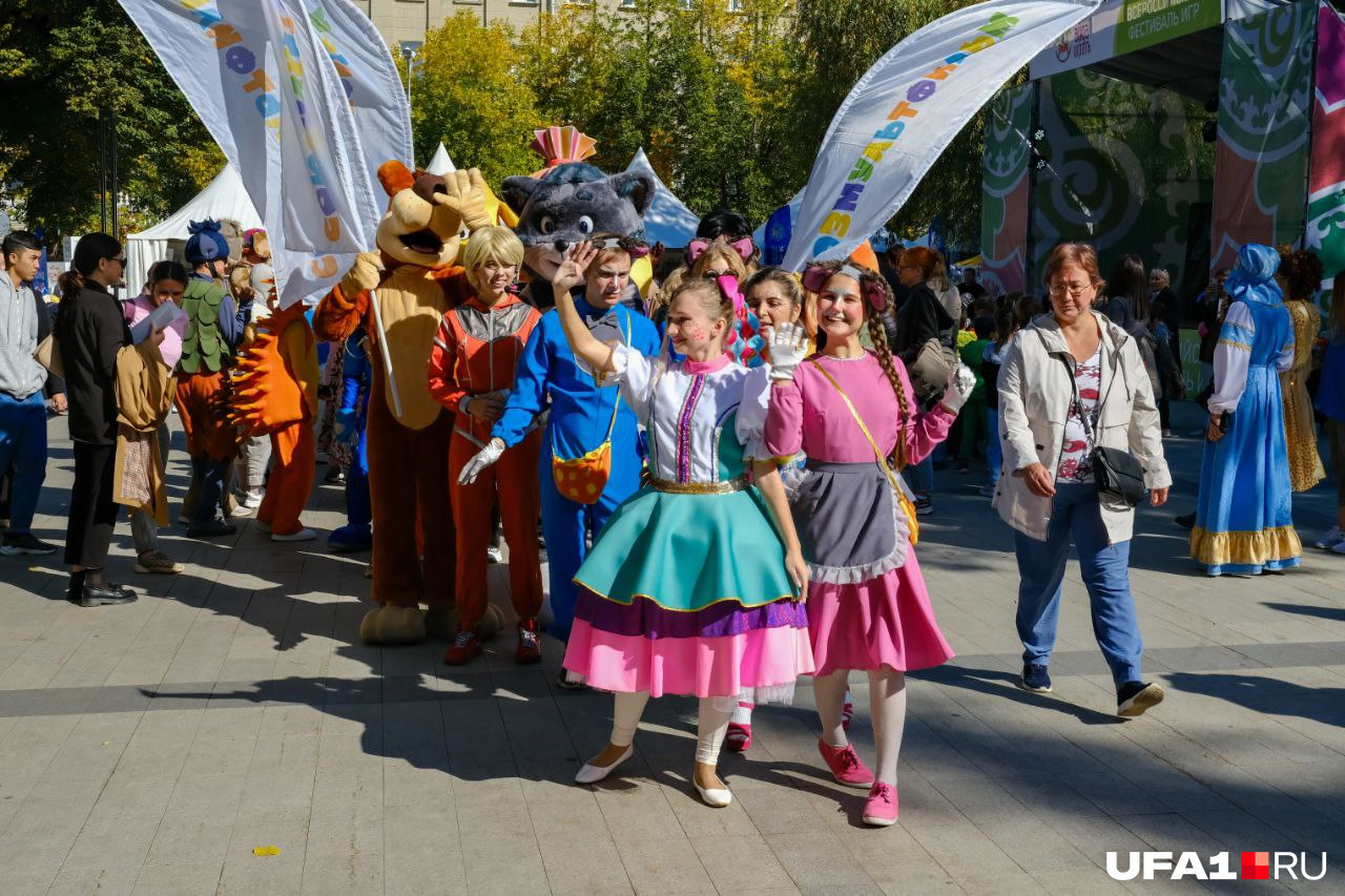 В рамках этого мероприятия в центре Уфы прошел парад мультгероев. Никаких диснеевских — только советские и российские герои анимации