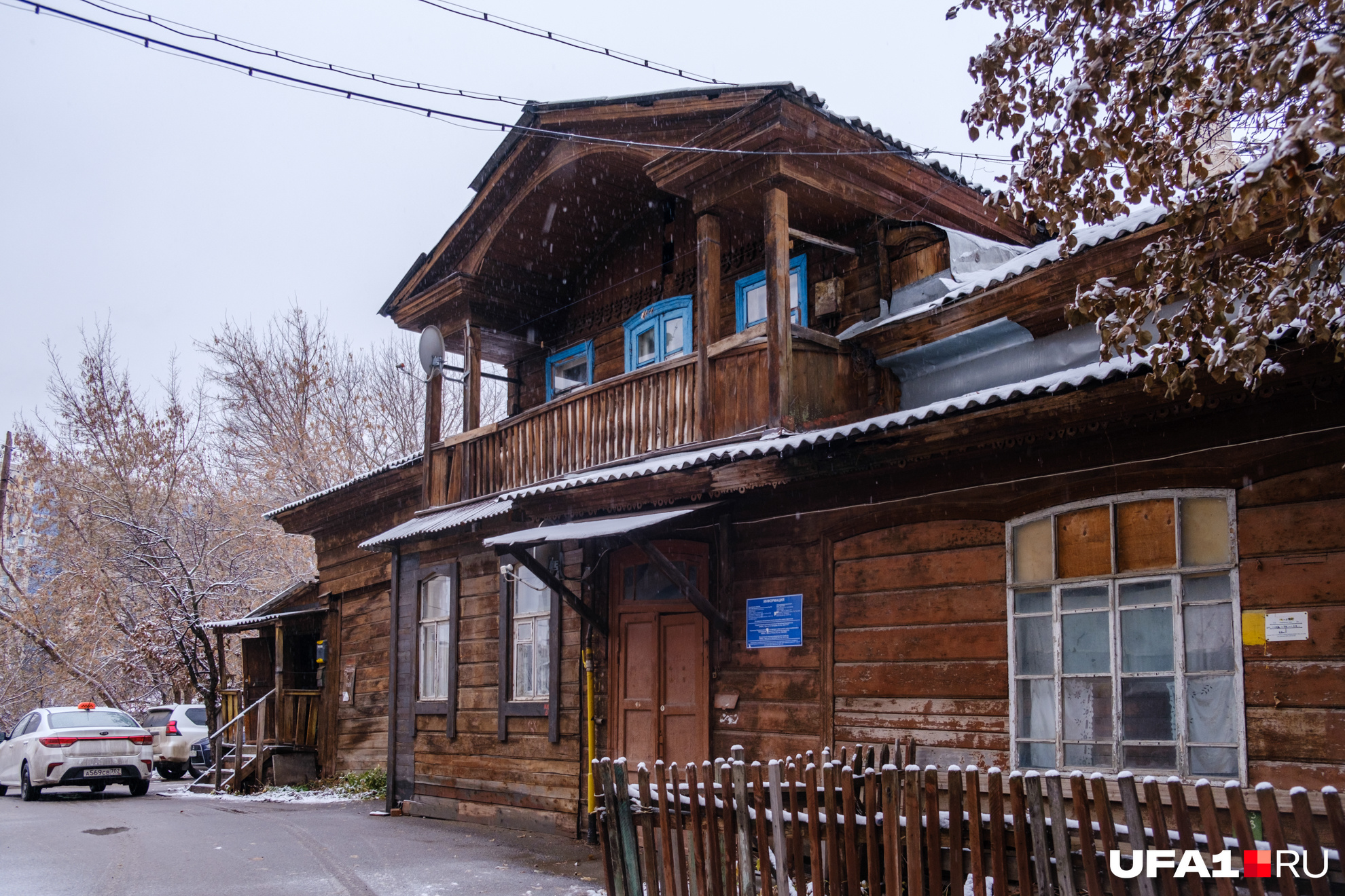 На статус поместья намекают балкон и центральная дверь