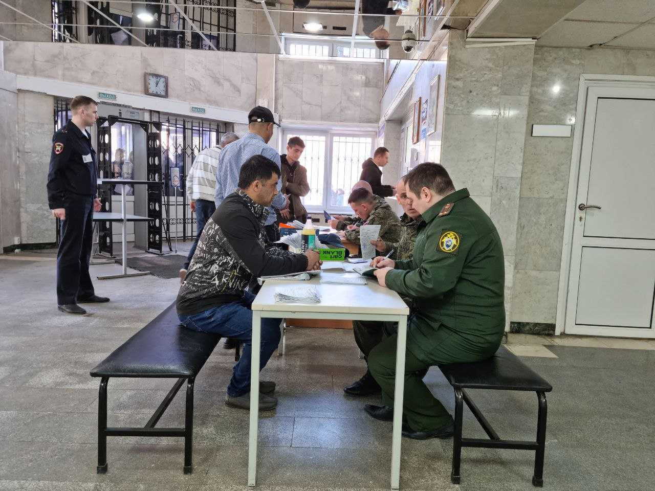 В Екатеринбурге силовики нашли мигрантов в торговых центрах и выдали им повестки в военкомат
