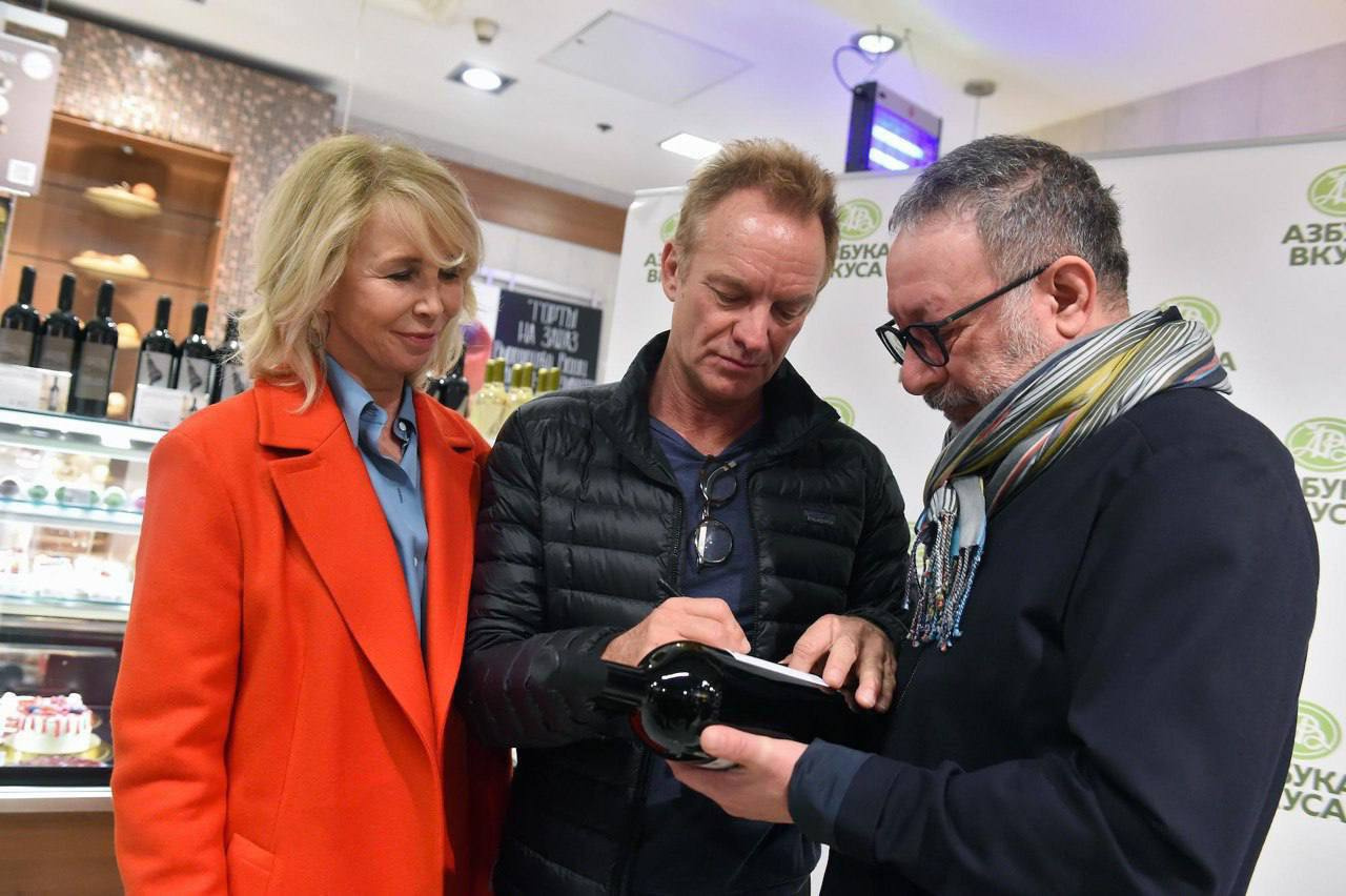 Уральским миллиардерам предложили на аукционе купить бутылку вина от Стинга