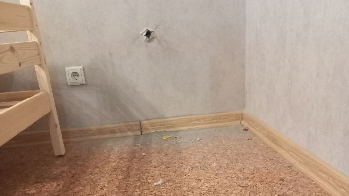 «Пуля прошла через кровать, на которой спал ребенок»: в многоэтажке Челябинска прострелили стену