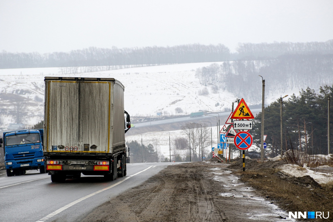 На трассе в Нижегородской области столкнулись четыре грузовика и две легковушки