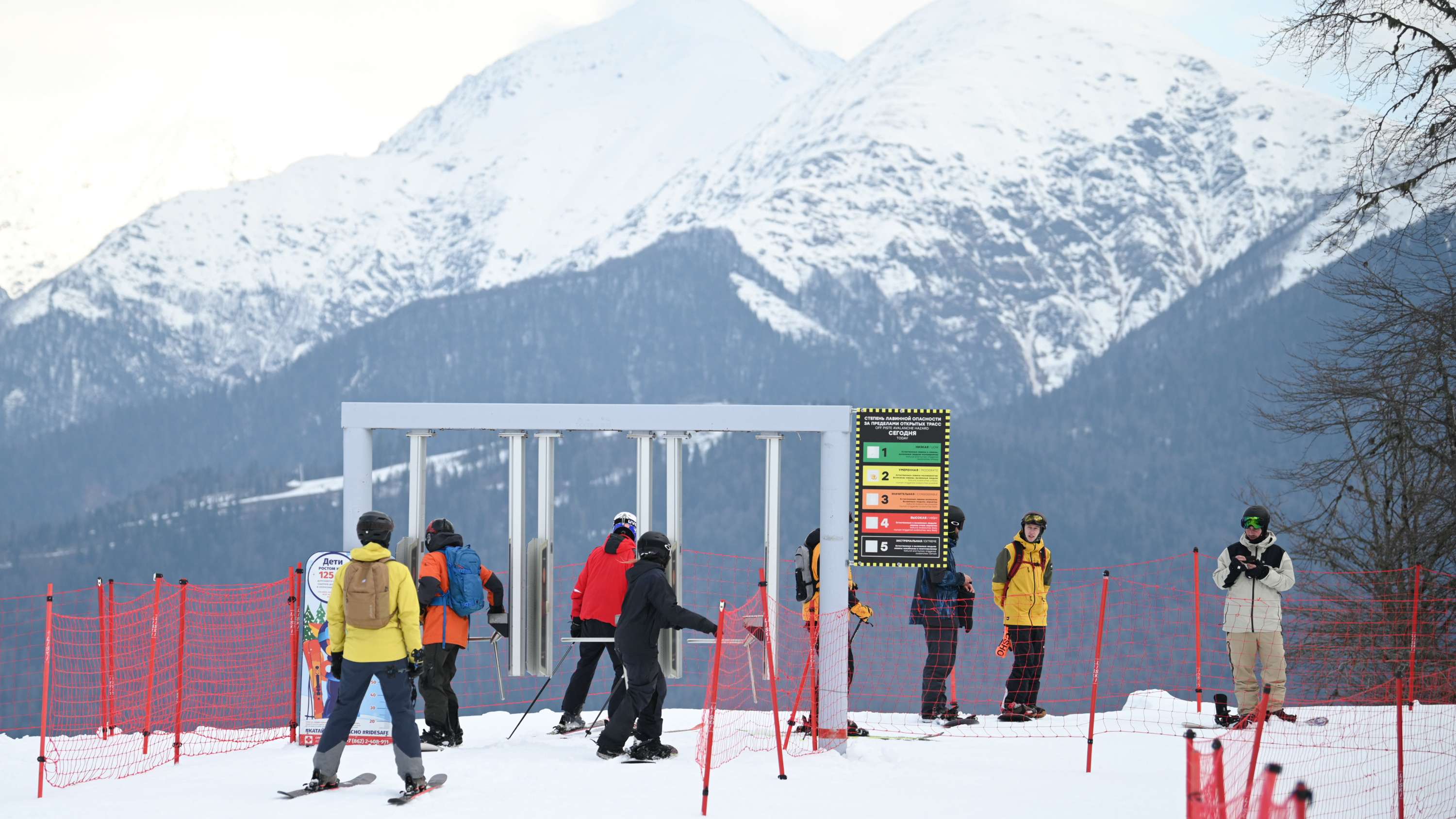 Туристы рады снегу и не рады ценам: еще один курорт открыл горнолыжный сезон в Сочи