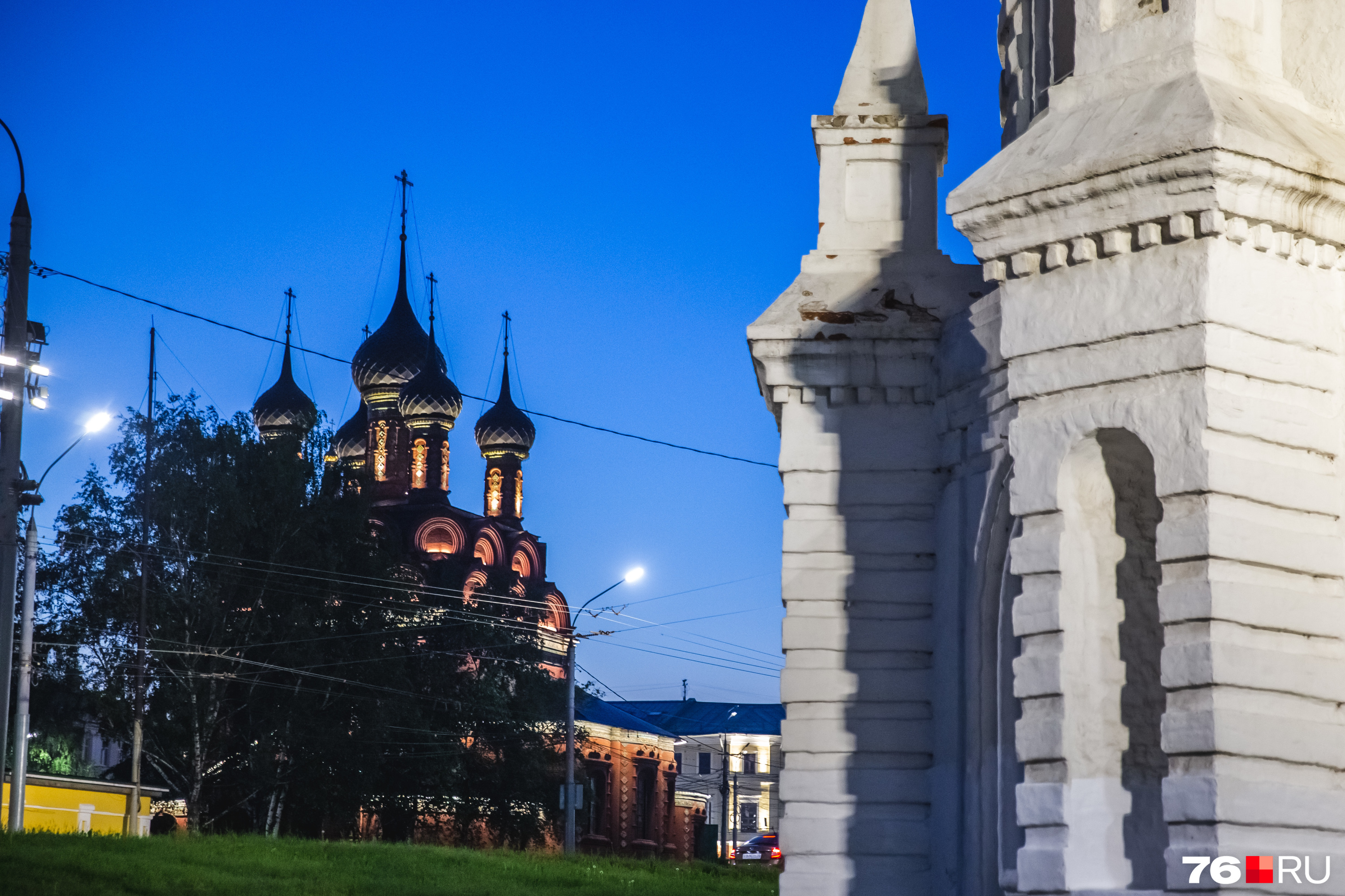 Свет выгодно подчеркивает белоснежные стены музея-заповедника Свет выгодно подчеркивает белоснежные стены музея-заповедника