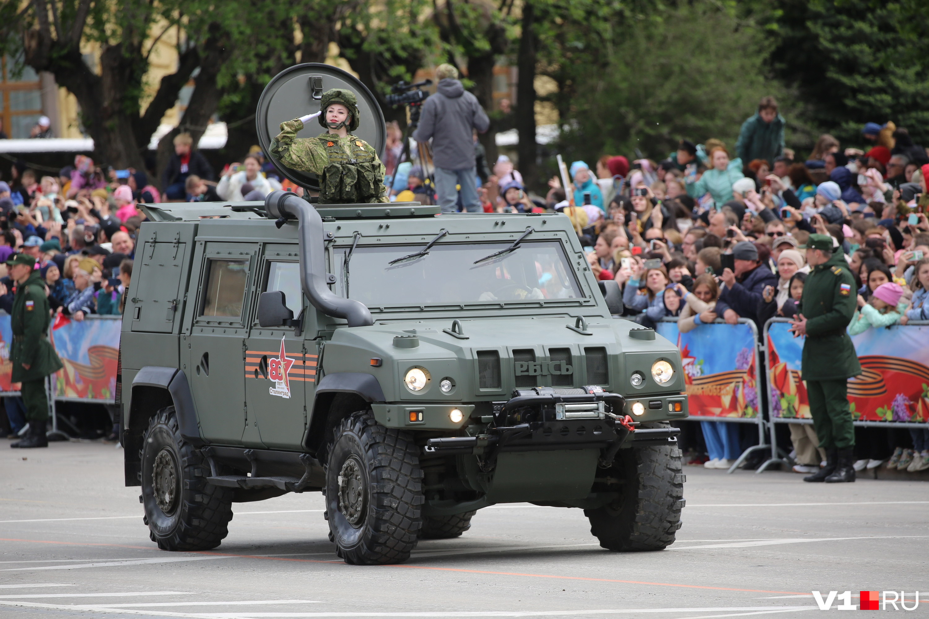 Бронированный автомобиль &laquo;Рысь&raquo; на площади Павших Борцов