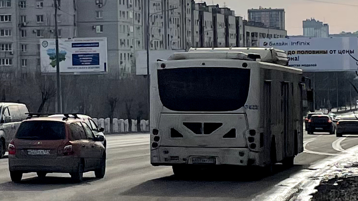 «Даже не видно, куда едешь»: волгоградцы шокированы грязными автобусами