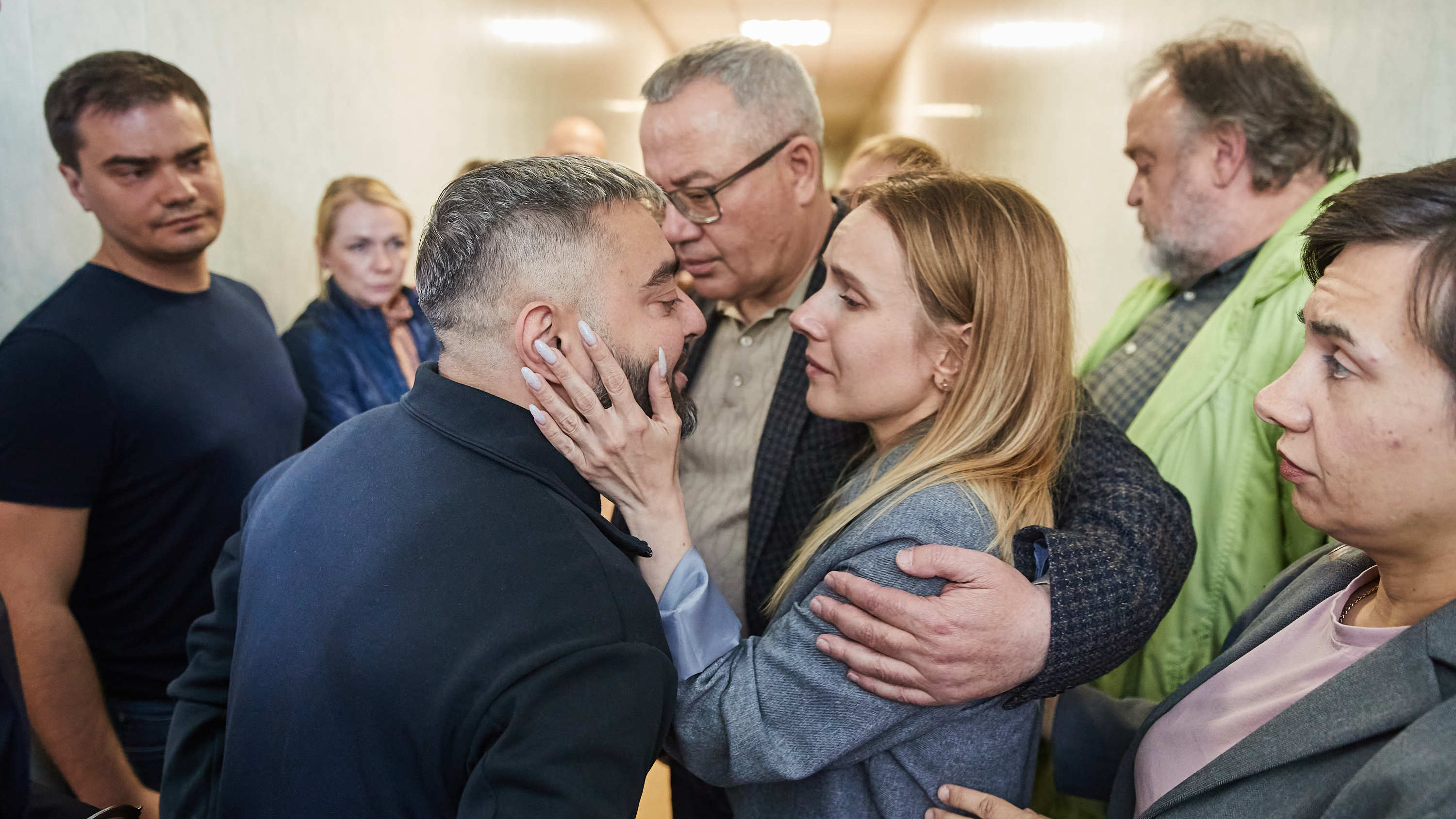Улыбался, целовал жену и сделал громкое заявление: 10 эмоциональных фото с ареста Игоря Украинцева