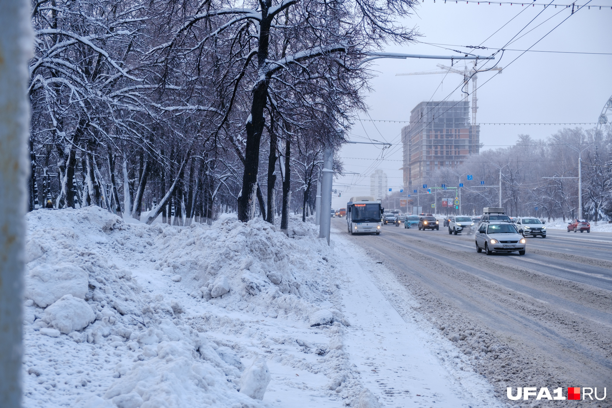 Но по кучам снега на обочинах видно, что снег убирали