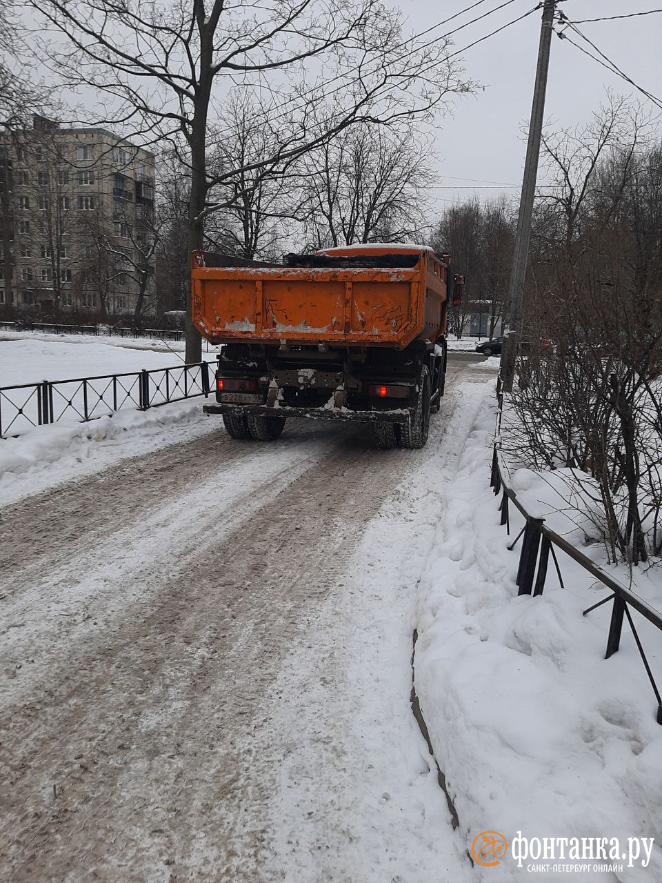Кучи грязного снега появились в одном из дворов Петербурга. Власти уже ищут виноватых