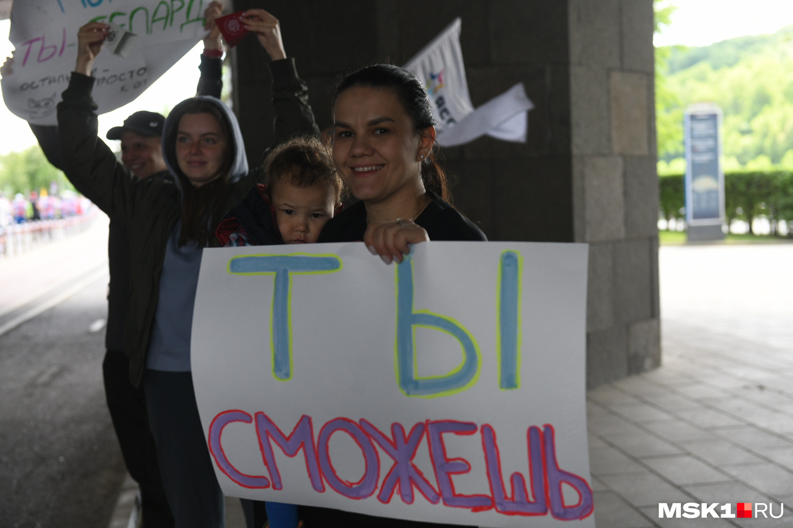 Подбадривающие участников плакаты по бокам трассы