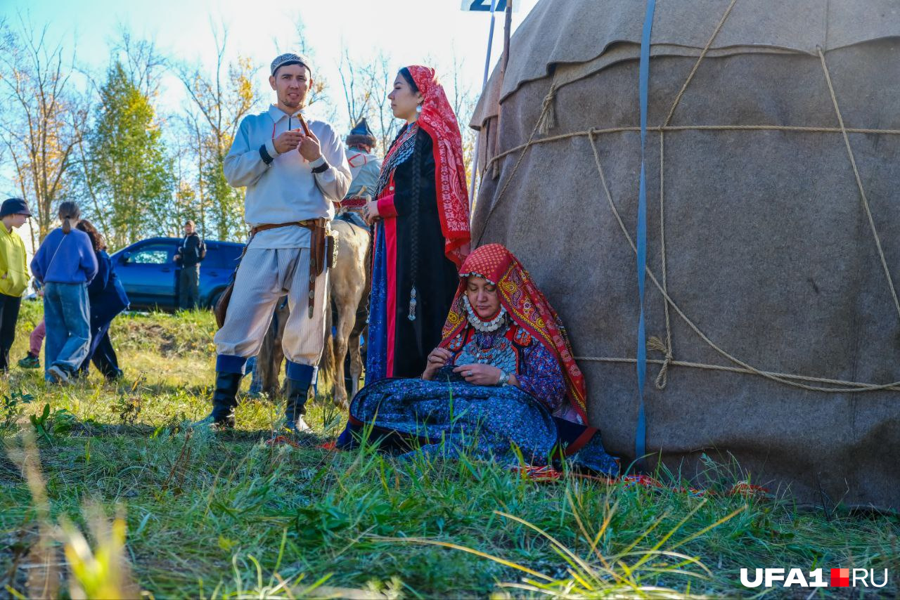 Женщина занимается рукоделием у юрты