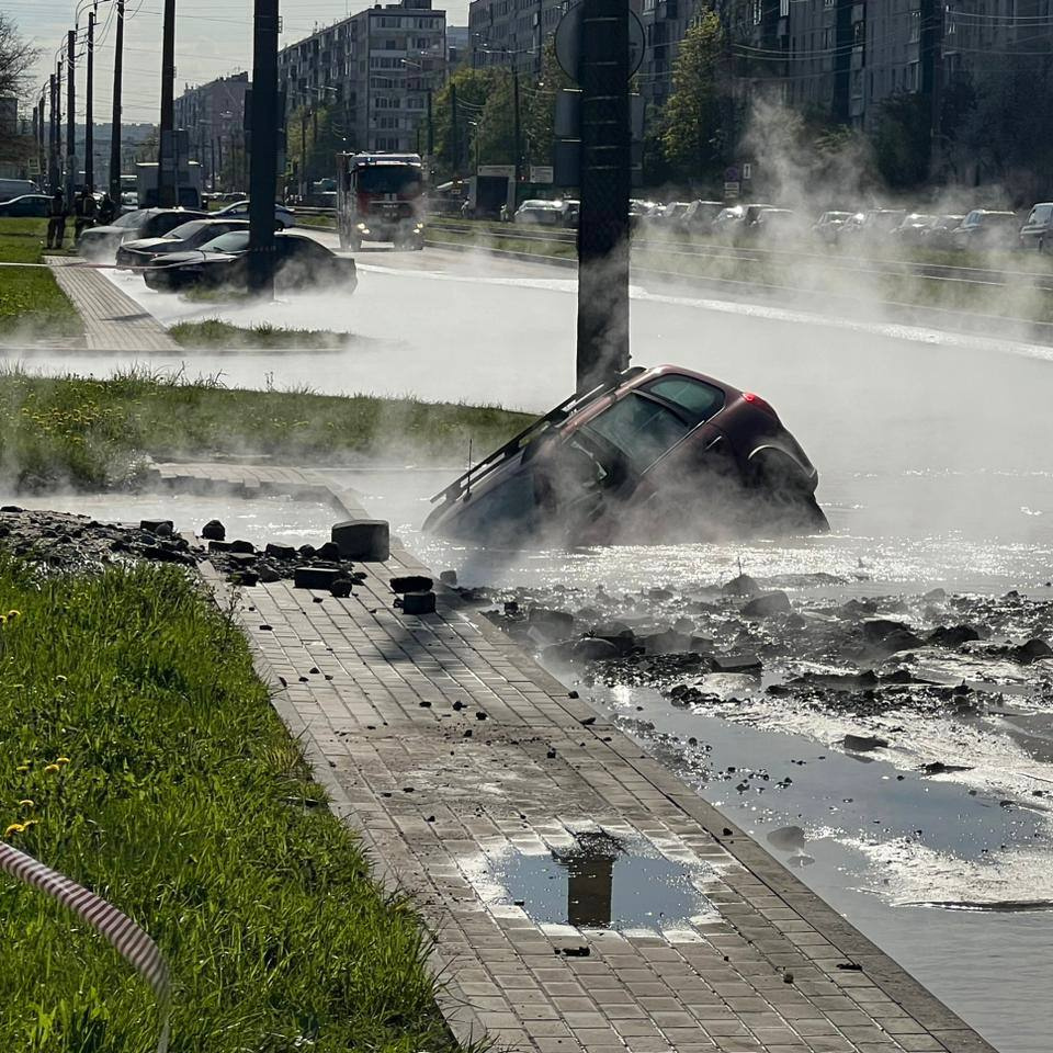 Водитель пострадал в зоне прорыва на Гашека, спасая свой автомобиль |  15.05.2024 | Санкт-Петербург - БезФормата