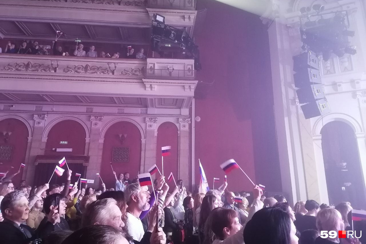 На концерте SHAMAN'а люди размахивали флагами России