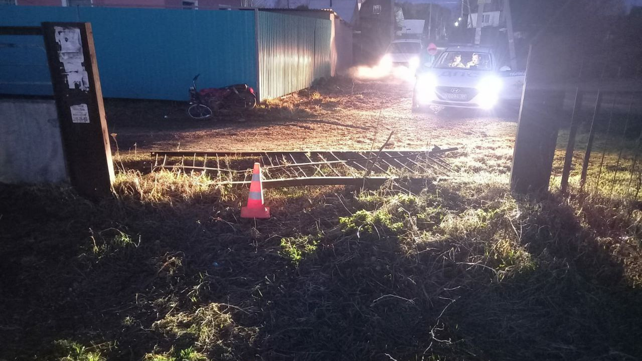 «В тяжелом состоянии»: подросток врезался в забор на мопеде в новосибирском СНТ — фото с места