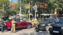 Land Cruiser, Mazda и BMW столкнулись на перекрестке улицы Бориса Богаткова — на место приехали пожарные