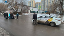 В Новосибирске таксист на скорости сбил девушку, когда она переходила дорогу — момент ДТП попал на видео